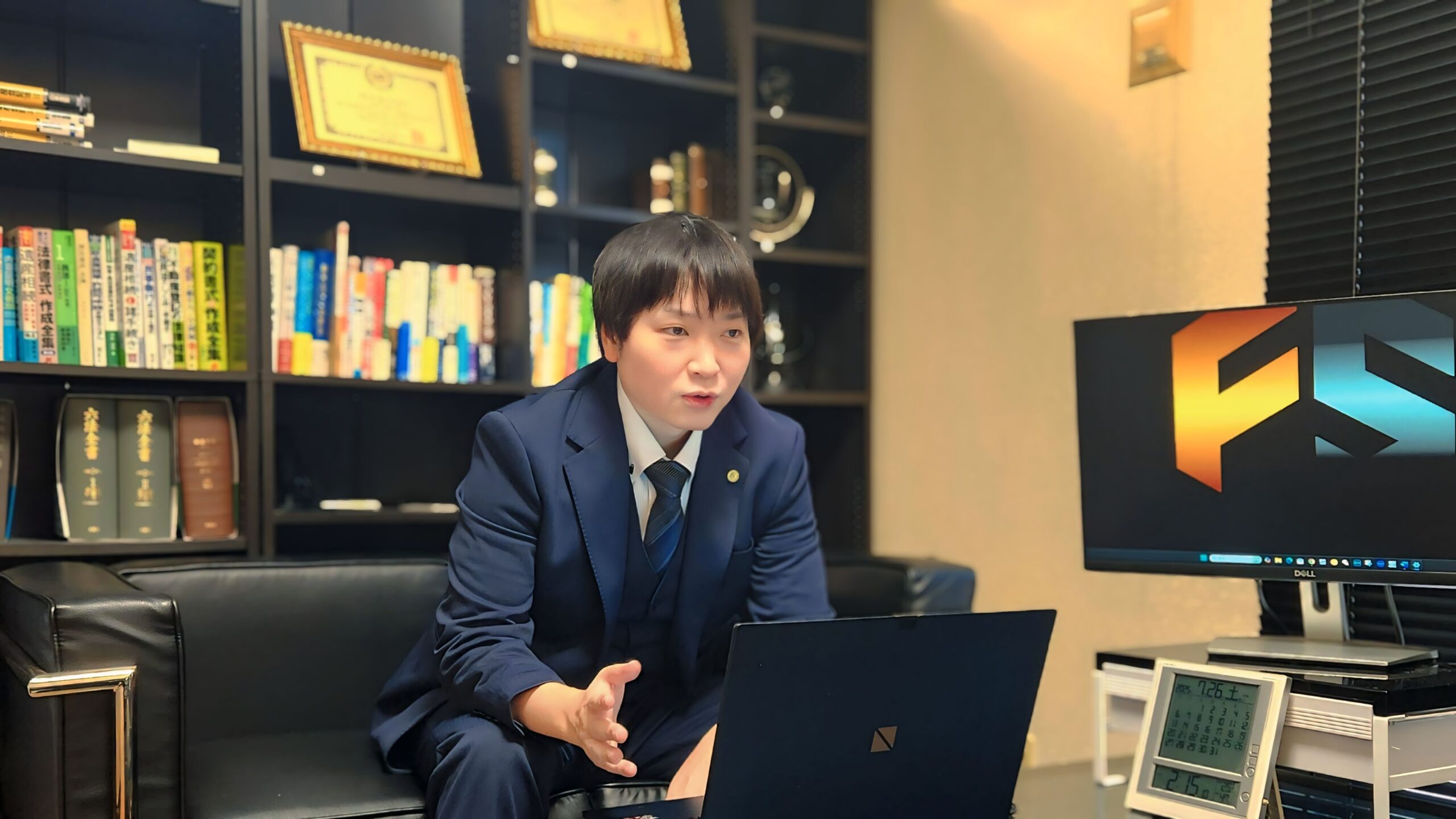 書面を差し出すスーツ姿の行政書士
